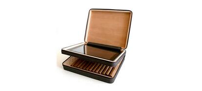 Montecristo. Humidor de viaje para guardar los puros en su ambiente ideal y con compartimento para la tablet. Precio: 155 euros.