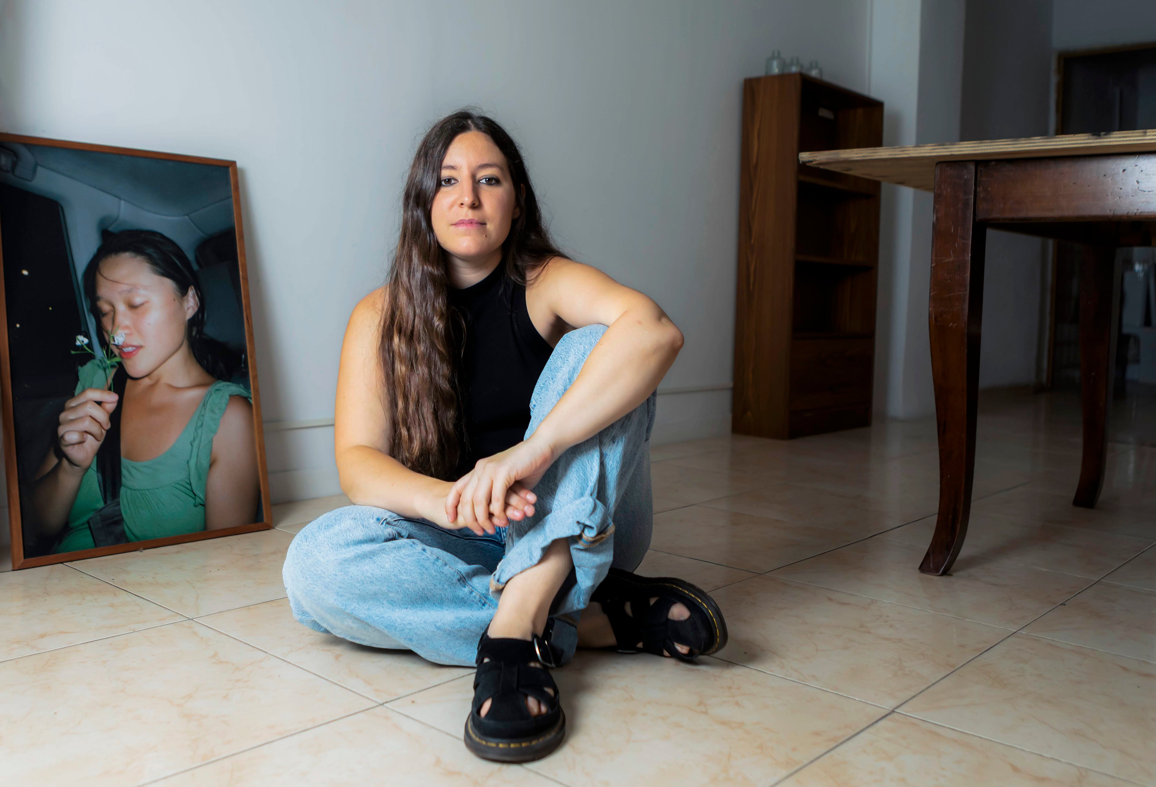 Laura C. Vela se convierte en un fenómeno literario con una historia traumática: “Aún nos quedan muchas cosas que contar sobre los abusos sexuales”