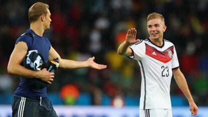 Neuer y Christoph Kramer, tras el partido contra Argelia.