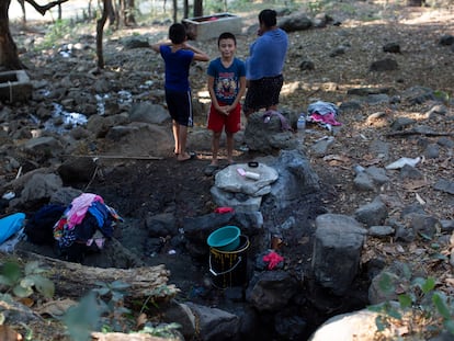 Una familia de la comunidad de Reitoca, a 45 kilómetros de Namasigüe, extrae agua de un pozo en enero de 2020. La escasez de agua afecta a cientos de familias de las comunidades de la montaña en este país.