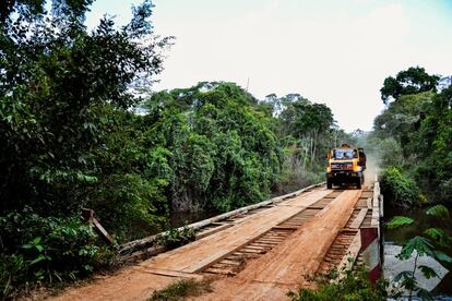 Un camión maderero cruza el puente sobre el río Dja, entrada a la reserva de la biosfera del mismo nombre, en Camerún, y en peligro debido a la tala masiva.