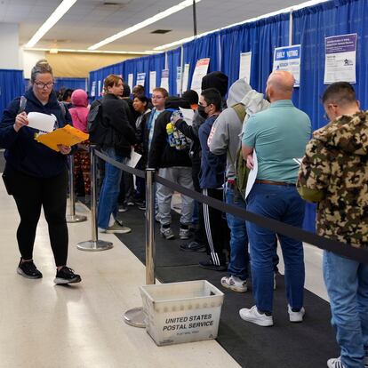 People line up to vote at the Chicago Early Voting Loop Supersite in Chicago, Thursday, Oct. 24, 2024. (AP Photo/Nam Y. Huh)