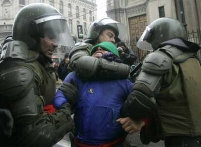 La policía detiene a uno de los manifestantes