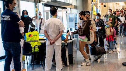 Pasajeros en los controles de llegada, este jueves en el aeropuerto de Palma de Mallorca.