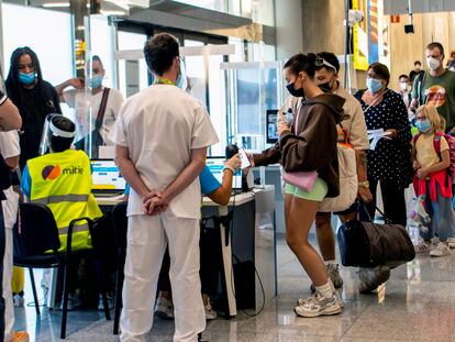 Pasajeros en los controles de llegada, este jueves en el aeropuerto de Palma de Mallorca.