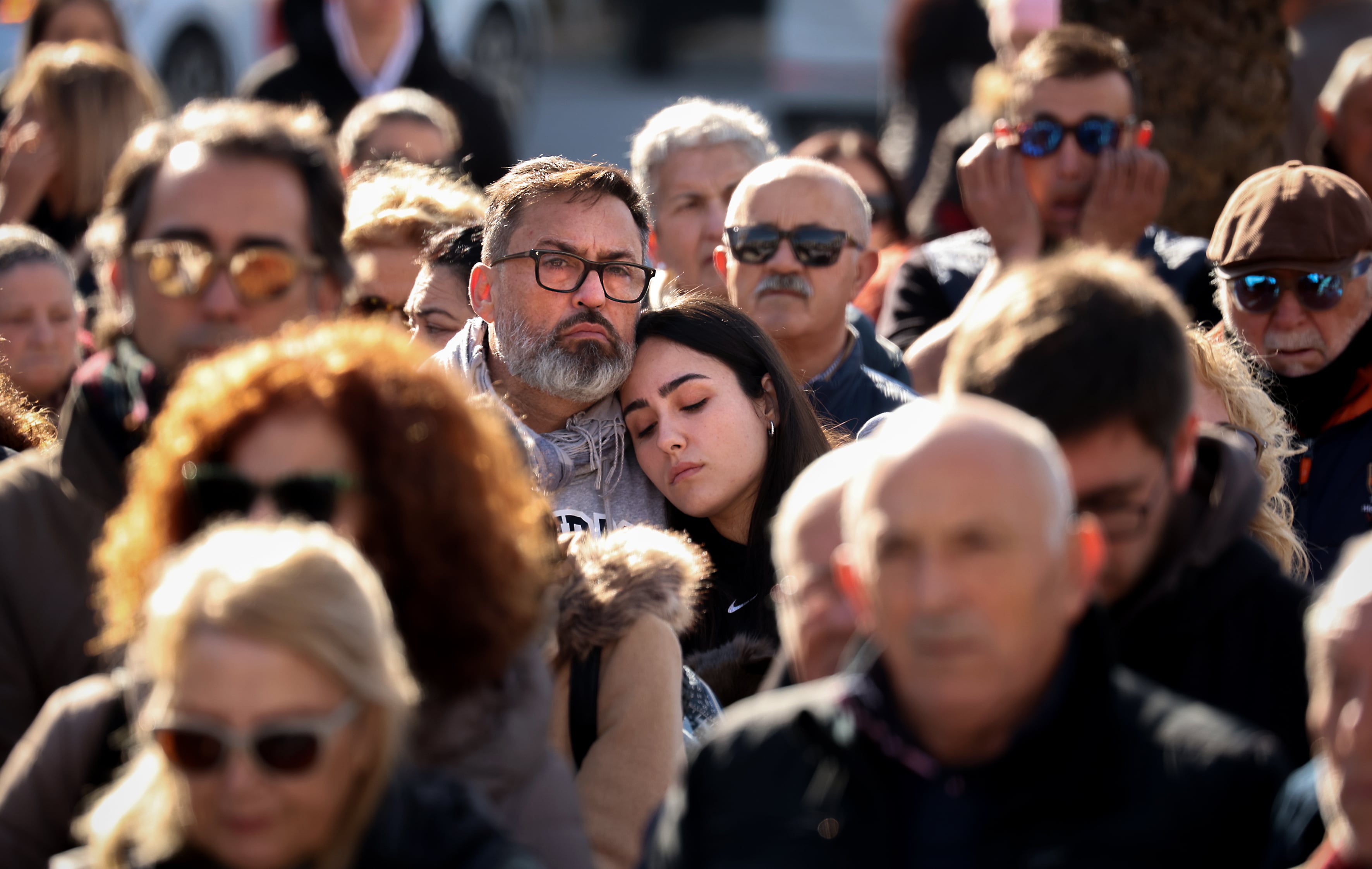Amigos y familiares de las victimas del accidente de Adamuz, en minuto de silencio a las puertas del ayuntamiento de Punta Umbría, en Huelva.