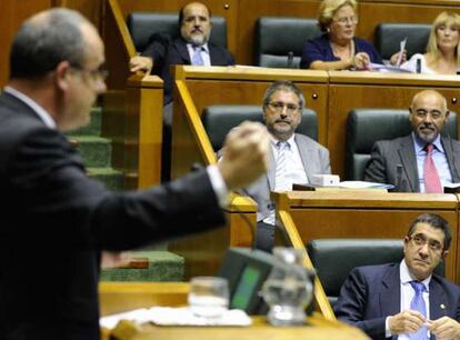 Patxi López escucha desde su escaño la intervención del portavoz peneuvista Joseba Egíbar.