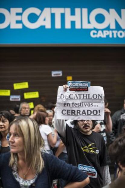 Los manifestantes con pegatinas y carteles en la protesta en Bilbao.