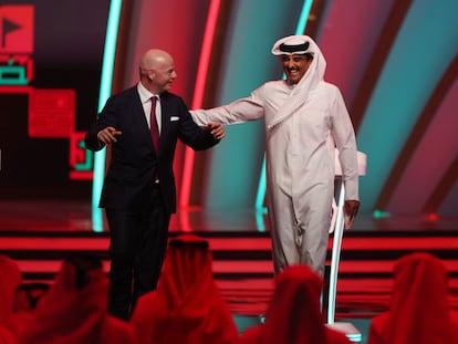 El presidente de la FIFA, Gianni Infantino, y el Emir de Qatar, Sheikh Tamim bin Hamad al-Thani, durante el sorteo del Mundial.