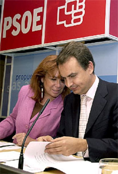 Rodríguez Zapatero junto a Cristina Narbona, en la rueda de prensa en la que se ha presentado el paquete de propuestas en materia de vivienda.