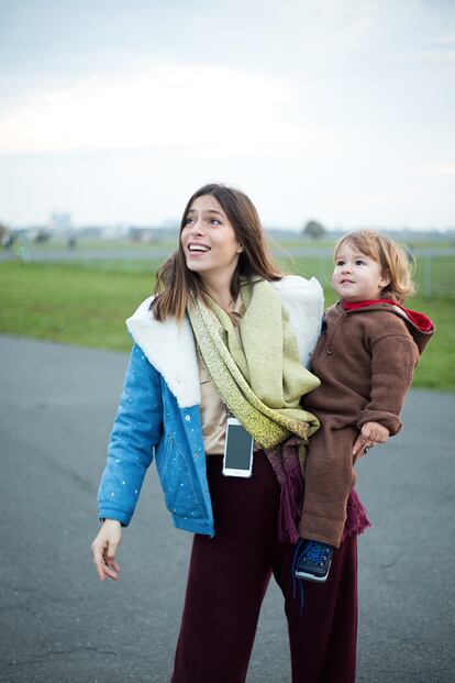 La fundadora de Xouxou, Yara Jentzsch Dib, y su hijo Pan.