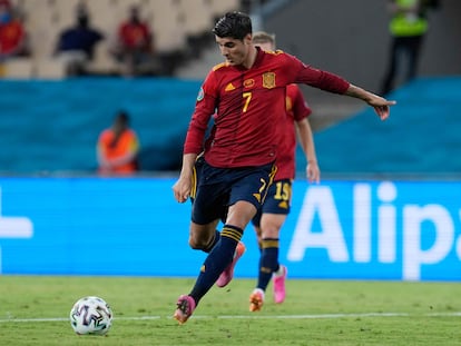 Morata dispara a puerta durante el España-Suecia disputado el pasado lunes en el estadio sevillano de La Cartuja. (Photo by THANASSIS STAVRAKIS / POOL / AFP)