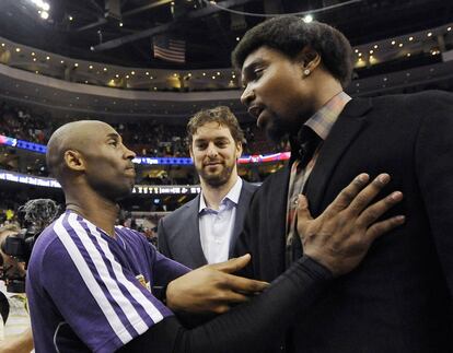 Kobe Bryant y Pau Gasol saludan a su excompañero, Andrew Bynum, ahora en los 76ers de Filadelfia, después del partido.