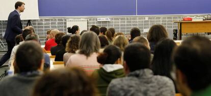 Decenas de personas esperan este domingo en las aulas de la facultad de CC Biológicas de la Universidad Complutense para realizar el exámen de unas oposiciones de Correos.