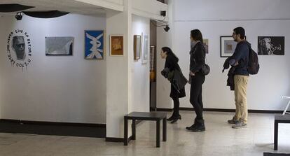 Visitantes en la muestra 'Plan Renove', en Sevilla.