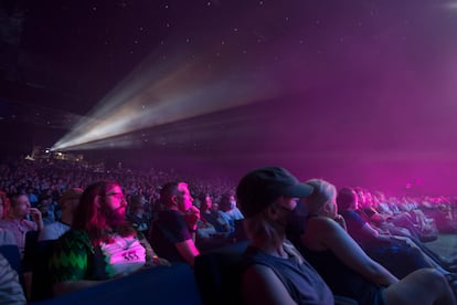 En el auditori, la noruega Jenny Hval abrió la tarde.