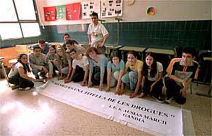 María Dolores Palonés, en el centro, la semana pasada con estudiantes de Gandia preparando una marcha contra la droga.