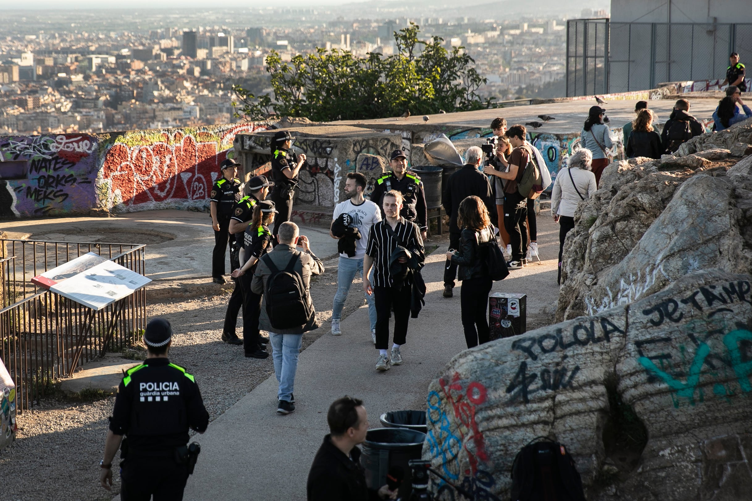 La Guardia Urbana de Barcelona desalojando las baterías del Carmel.