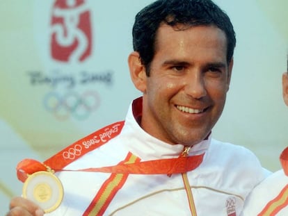 Fernando Echávarri posa con la medalla de oro en los JJOO de Pekín.