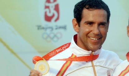 Fernando Echávarri posa con la medalla de oro en los JJOO de Pekín.