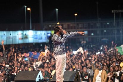 El rapero francés de ascendencia congoleña Youssoupha Mabiki, conocido como 'Youssoupha', actúa en el escenario del Festival de Música Urbana de Anoumabo (Femua).