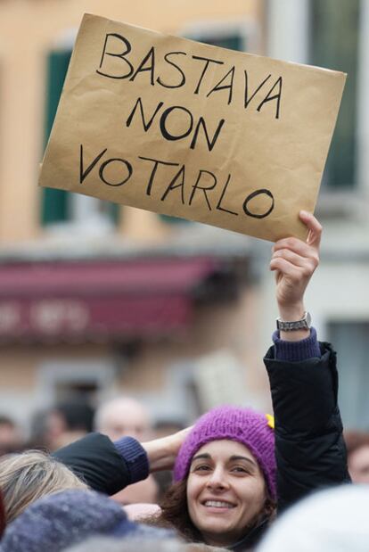 Una manifestante con un cartel que dice: "Bastaba con no votarlo", en referencia a Silvio Berlusconi, el domingo en Padua.