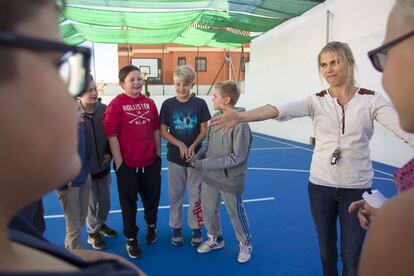 Minttu Alonen (a la derecha) es profesora de Matemáticas, pero da como el resto clases de Kiva. El pasado miércoles reforzaba con juegos el trabajo en equipo. "En mis clases no tolero que nadie se ría de otro por ser diferente ni reírse de él por hacer algo mal", asegura.