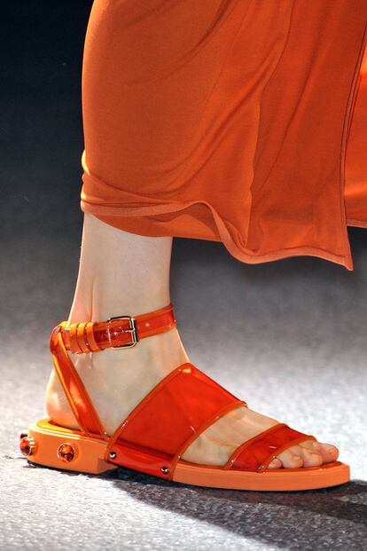 Plástico naranja fue la propuesta de Givenchy.