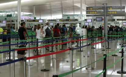 Filtro de seguridad en el aeropuerto de Barcelona El Prat.