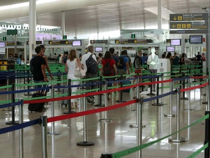 Filtro de seguridad en el aeropuerto de Barcelona El Prat.