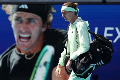 Zverev accede a la pista de Melbourne.