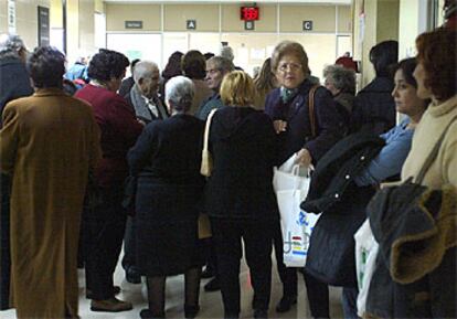 Pacientes esperando en el centro de especialidades de la Calle Alboraya, ayer.