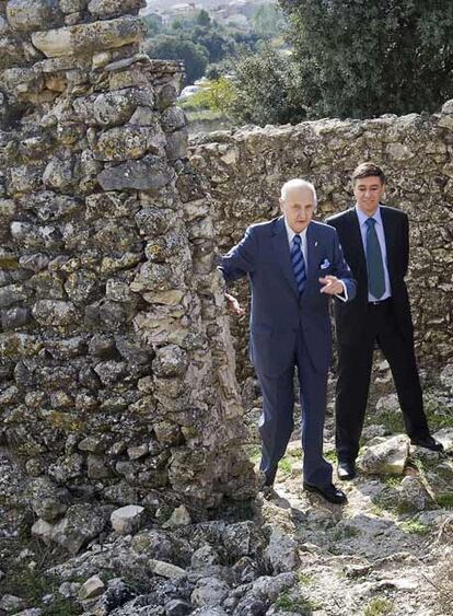 Santiago Grisolía, ayer, en su visita a los restos del poblado morisco.