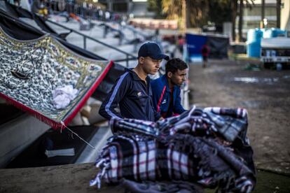 Dos jóvenes hondureños se protegen del frío.