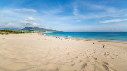 La playa de Bolonia (Cádiz) es uno de los arenales magnéticos del área del Estrecho. Su duna móvil fue declarada monumento natural en 2001.