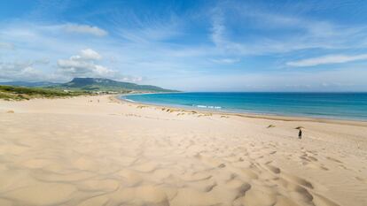 La playa de Bolonia (Cádiz) es uno de los arenales magnéticos del área del Estrecho. Su duna móvil fue declarada monumento natural en 2001.