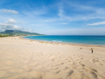 La playa de Bolonia (Cádiz) es uno de los arenales magnéticos del área del Estrecho. Su duna móvil fue declarada monumento natural en 2001.