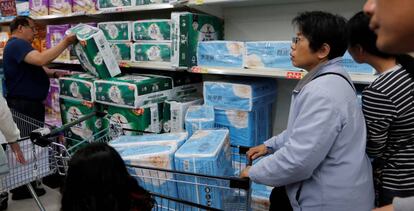 Varios clientes compran papel higiénico en un supermercado en Tainan.