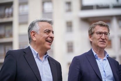 El presidente del PP del País Vasco y candidato a lehendakari, Javier de Andrés (a la izquierda), y el presidente del PP, Alberto Núñez Feijóo, a su llegada a un acto de campaña electoral del PP vasco en el Museo Artium, el lunes en Vitoria.