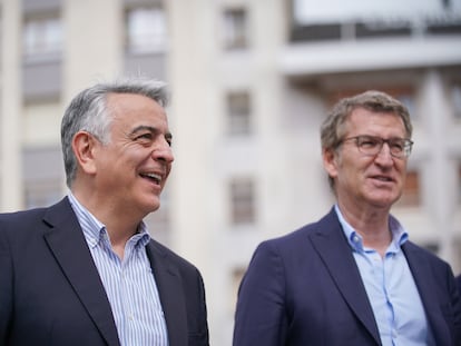 El presidente del PP del País Vasco y candidato a lehendakari, Javier de Andrés (a la izquierda), y el presidente del PP, Alberto Núñez Feijóo, a su llegada a un acto de campaña electoral del PP vasco en el Museo Artium, el lunes en Vitoria.