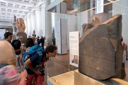 Visitantes admiran la piedra Rosetta en el Museo Británico el 24 de agosto de 2022. 