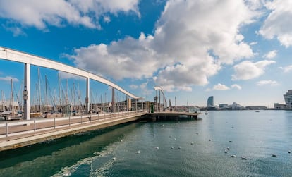 Puente de acceso al centro comercial del Maremagnum, en Barcelona.