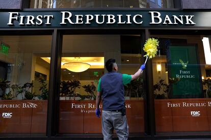 Un trabajador limpia el exterior de una oficina del First Republic Bank esta semana en San Francisco (California).