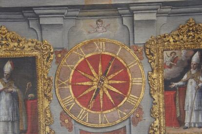 Detalle del reloj que permanece restaurado en la iglesia del Monasterio de La Cartuja.