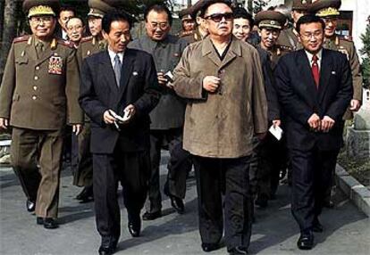El presidente norcoreano, Kim Jong Il, en el centro, en una fotografía reciente.
