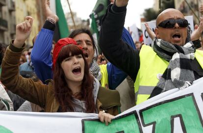 Manifestantes de la columna sudoeste durante la marcha de la plaza de Oporto al puente de Toledo en Madrid.