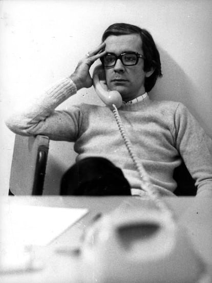 El humorista Antonio Fraguas "Forges" hablando por teléfono, el 21 de diciembre de 1976.