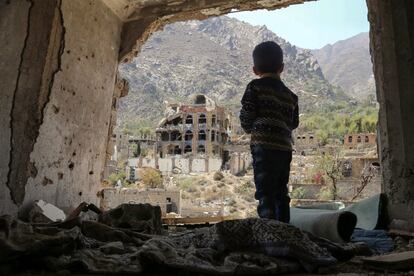 <p>Cientos de civiles yemeníes han muerto en los miles de bombardeos aéreos que ha llevado a cabo la coalición saudí mientras que los ataques transfronterizos con cohetes de los huthis contra Arabia Saudí han dejado cientos de víctimas. Las fuerzas de la coalición han hecho modestos avances territoriales pero parecen lejos de arrebatar la capital a los huthis. </p> <p>Los niños que necesitan ayuda humanitaria en Yemen ya son casi 11 millones, según datos de Unicef. Es decir, el 80% de la infancia del país. Hasta el momento, el conflicto ha causado la muerte de más de 2.190 niños, mientras que alrededor de 3.300 han sido heridos y 2.443 han sido reclutados. En la imagen, un iño yemení observa los edificios dañados en un ataque aéreo en la ciudad de Taez, al sur de Yemen, el pasado 18 de marzo.</p>