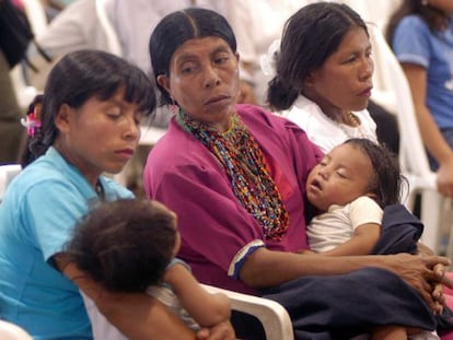 Tres madres indígenas, de la etnia Embera Chamí, asisten a una edición del Congreso Regional Indígena del Valle del Cauca, Colombia.