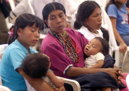 Tres madres indígenas, de la etnia Embera Chamí, asisten a una edición del Congreso Regional Indígena del Valle del Cauca, Colombia.